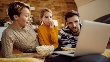 Время для новогодней магии: лучшие рождественские ромкомы