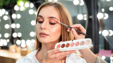 Что может произойти, если не смывать макияж на ночь?