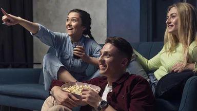 2025-й в сериалах: сатира, хоррор и криминал, которые покорили всех