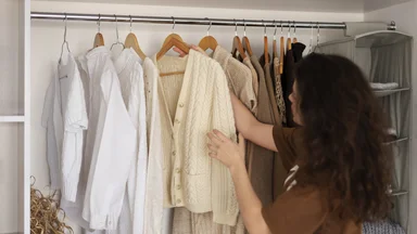 Одежда с надеждой: почему в шкафу живут вещи, которые мы не носим