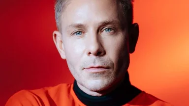 «Пальцы, так сказать, помнят»: Митя Фомин рассказал об игре на фортепиано после перерыва в гостях шоу «Вечер на Русском»