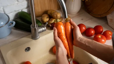Сальмонелла и лишняя влага: какие продукты не стоит мыть перед готовкой