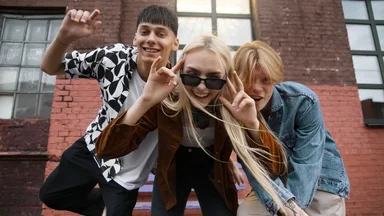 Кринж, вайб и… «круто»: какие слова заберут с собой во взрослую жизнь нынешние зумеры?