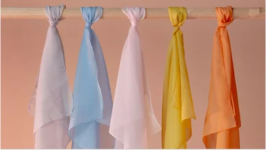 Одна деталь, которая меняет всё: как шарф вместо ремня преображает образ